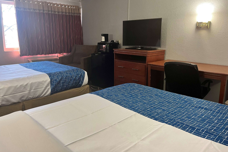 Bedroom 5, Travelodge by Wyndham Terre Haute, Vigo