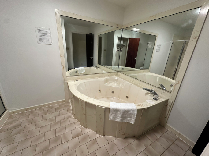 Bathroom 4, Royal Inn, Calhoun