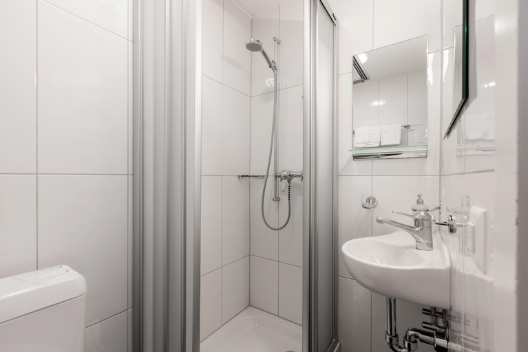 Bathroom 3, Pension Arosa - Self Check-In, Plessur