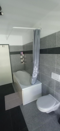 Bathroom 3, 33 Self Check-In 24h, Bellinzona