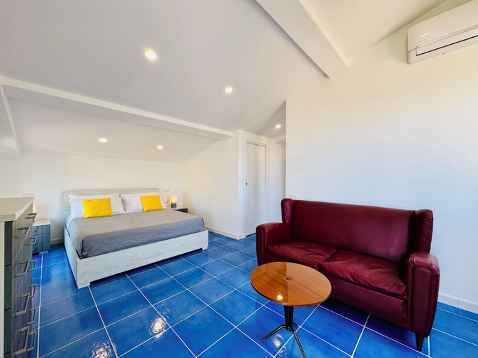 Room 5, YourHome - La Famiglia Apartment, Napoli