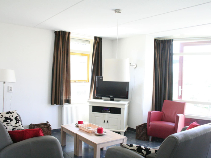 Living room 4, Lovely Holiday Home With Jetty Near Ijsselmeer, Medemblik