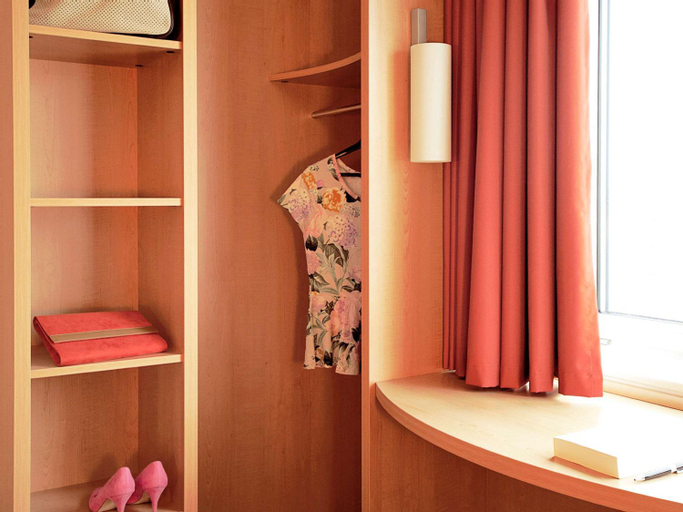 Bedroom 2, ibis Lyon Est Bron, Rhône