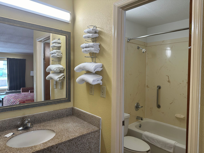 Bathroom 4, Royal Inn, Calhoun