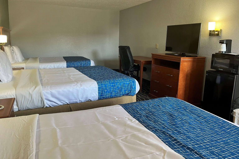 Bedroom 3, Travelodge by Wyndham Terre Haute, Vigo