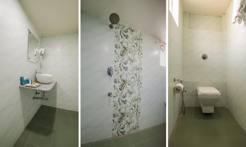 Bathroom 4, Itsy Hotels Le Clover, Nagpur