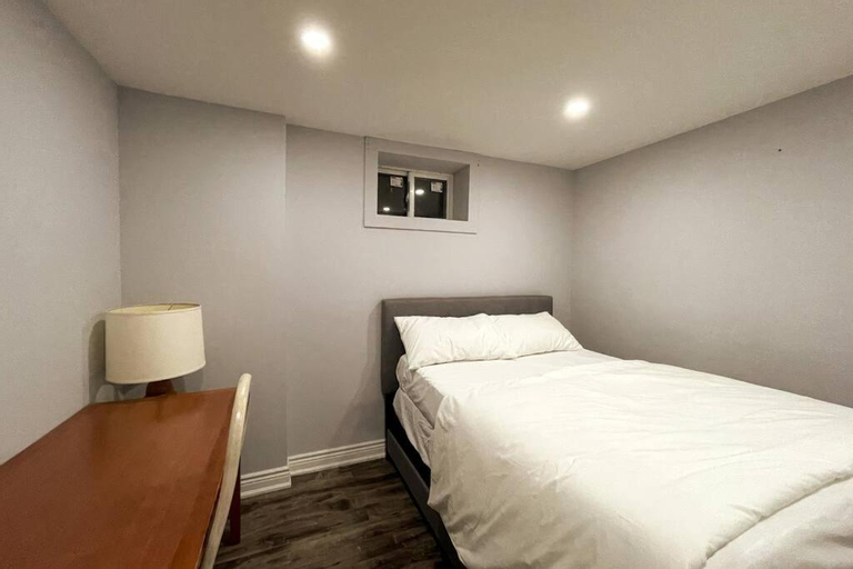 Bedroom 2, Pearson airport and Toronto cozy stay - 2 bedroom, York