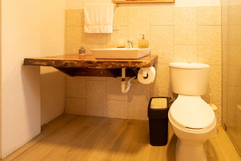 Bathroom 3, El Guayabal de Mindo, San Miguel de los Bancos