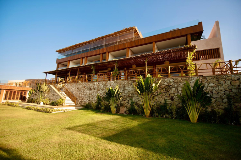 Exterior & Views