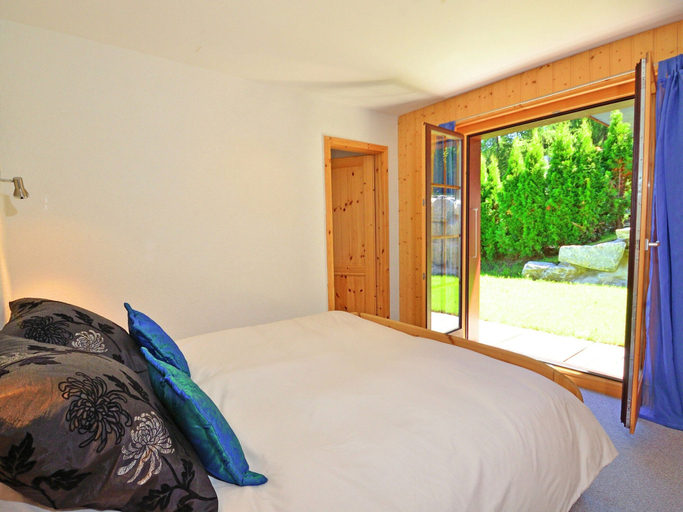 Bedroom 2, Luxurious Chalet in Riddes with Hot Tub, Martigny
