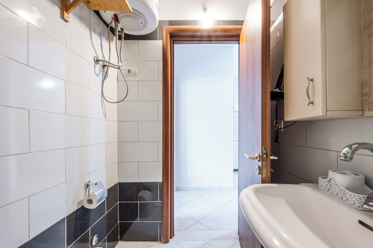 Bathroom 4, Kondo Stays - City Center Apartments, Vlorës