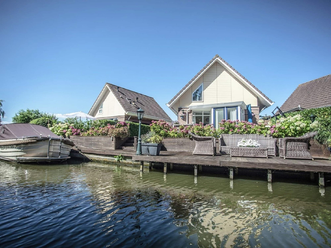 Exterior 3, Lovely Holiday Home With Jetty Near Ijsselmeer, Medemblik