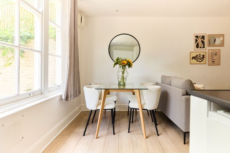 Others 5, The Streatham Crib - Bright 2bdr Flat, London