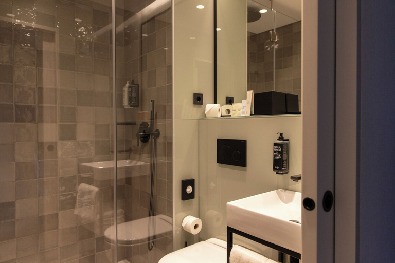 Bathroom 4, ibis Styles Lisboa Aeroporto, Loures