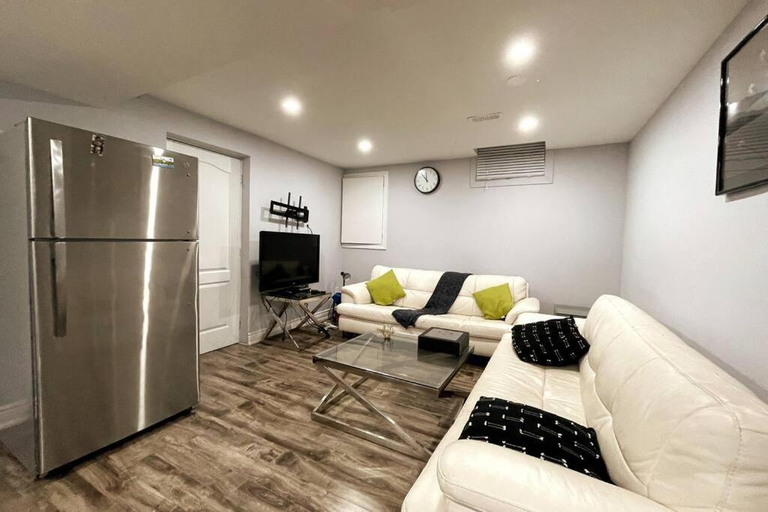 Others 5, Pearson airport and Toronto cozy stay - 2 bedroom, York