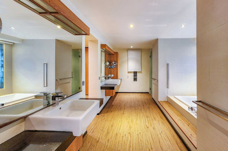 Bathroom 14