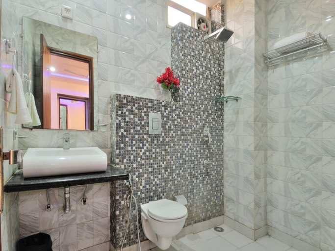 Bathroom 4, Hotel Sehej Continental, Delhi