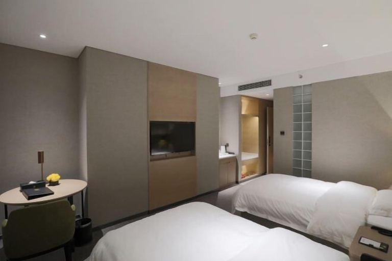 Bedroom 3, Eastern Holiday Hotel, Tonghua