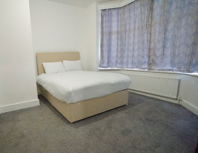 Bedroom 2, Gatwick Birchwood Lodge, Surrey