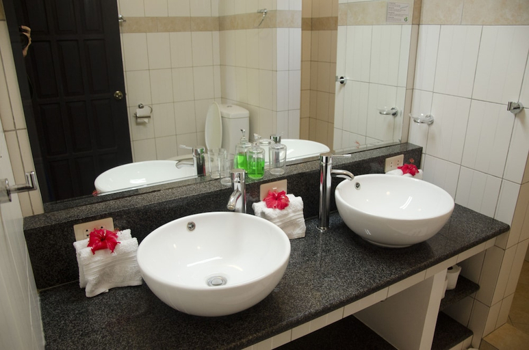Bathroom 4, Dolphin House, Moalboal