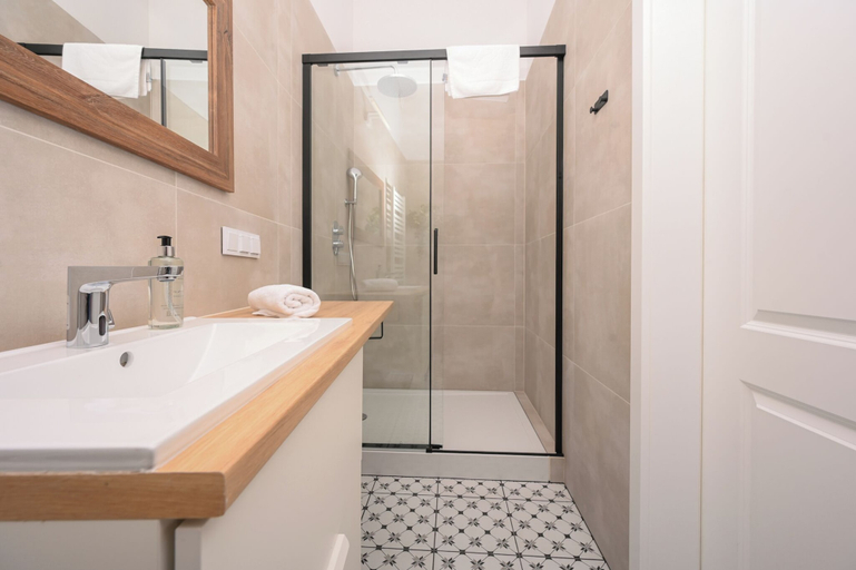 Bathroom 3, RentPlanet - Studio plac Matejki, Kraków City