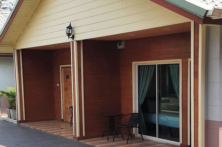 Exterior & Views 30