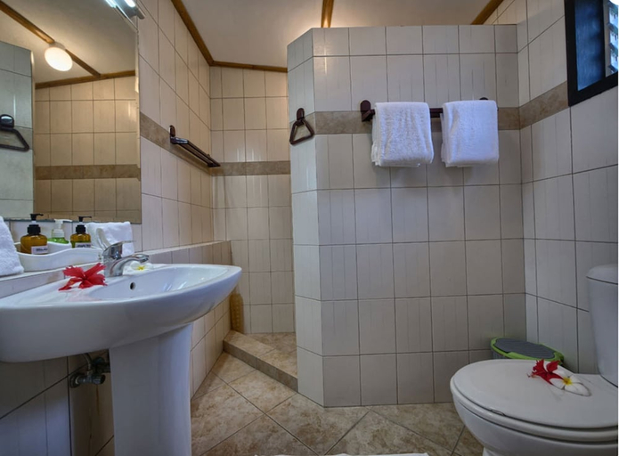 Bathroom 3, Dolphin House, Moalboal
