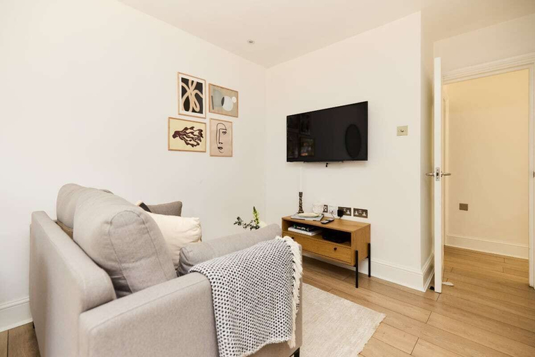 Others 4, The Streatham Crib - Bright 2bdr Flat, London