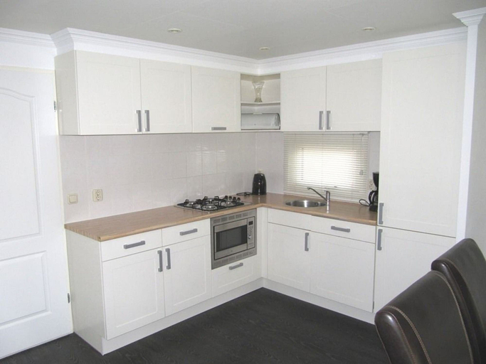 Others 5, Comfortable Chalet Located in the Green Achterhoek, Lochem