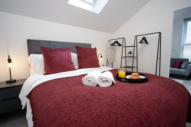 Bedroom 2, The Den - KING BED *5 min walk to City Centre*, Cambridgeshire