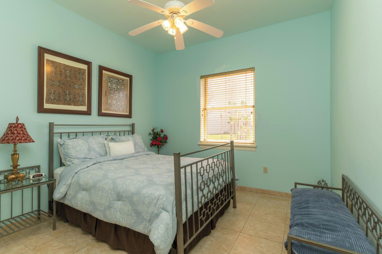 Bedroom 2, Las Verandas by Padre Getaways, Cameron