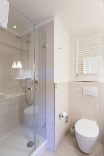 Bathroom 4, Raphael Hotel Walderhaus, Hamburg