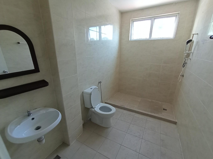 Bathroom 14