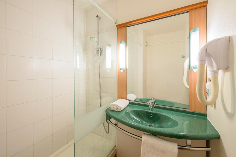 Bedroom 3, ibis Lyon Est Bron, Rhône