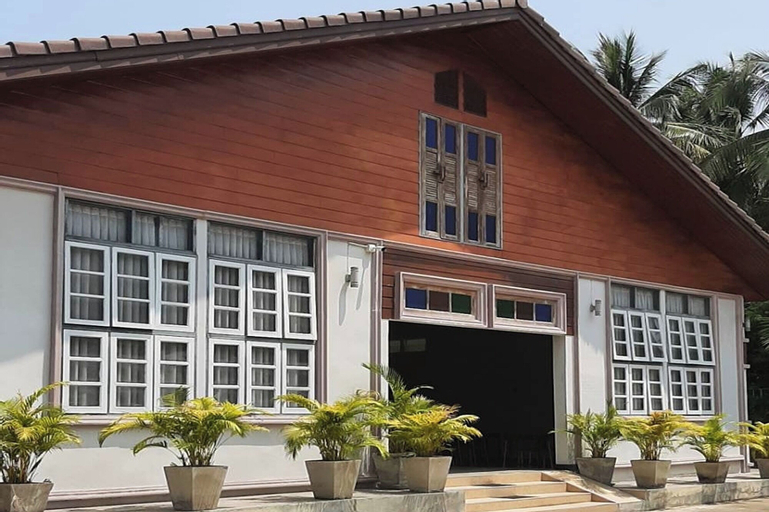 Exterior & Views 28