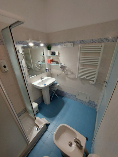 Bathroom 3, BB Desenzano, Brescia