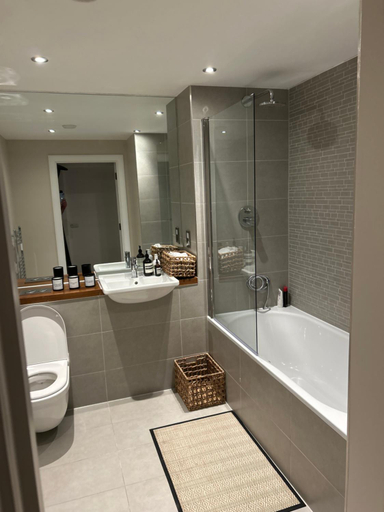 Others 5, Cosy bedroom in Luxury apartment, London