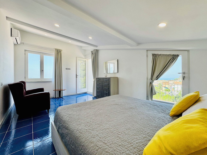Room 3, YourHome - La Famiglia Apartment, Napoli