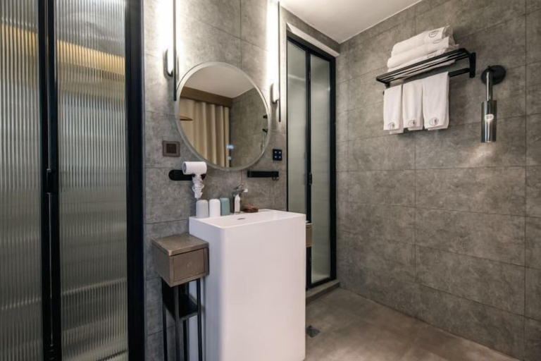 Bathroom 4, Jingli Yisu Inn, Lijiang