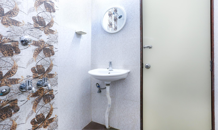 Bathroom 4, Treebo Comforts Inn, University Road Deralakatte, Dakshina Kannada