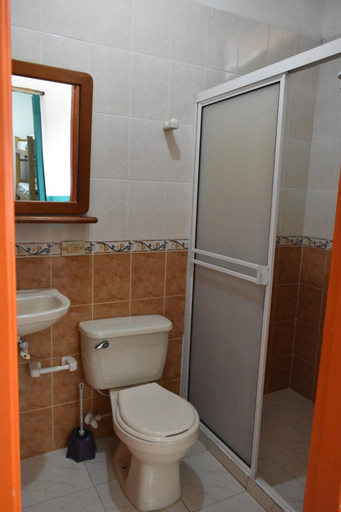 Bathroom 3, Origen Hostel Jardin, Jardín