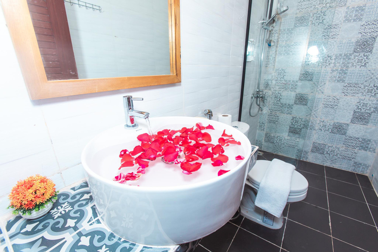 Bathroom 16