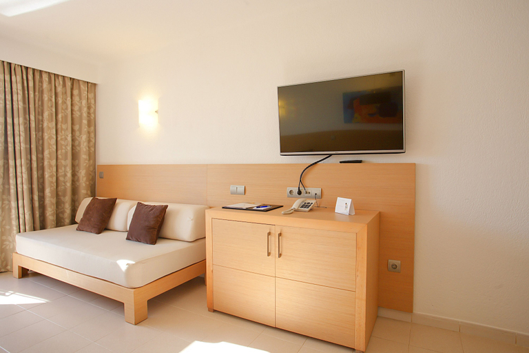 Bedroom 3, Hipotels Mediterraneo Club, Baleares
