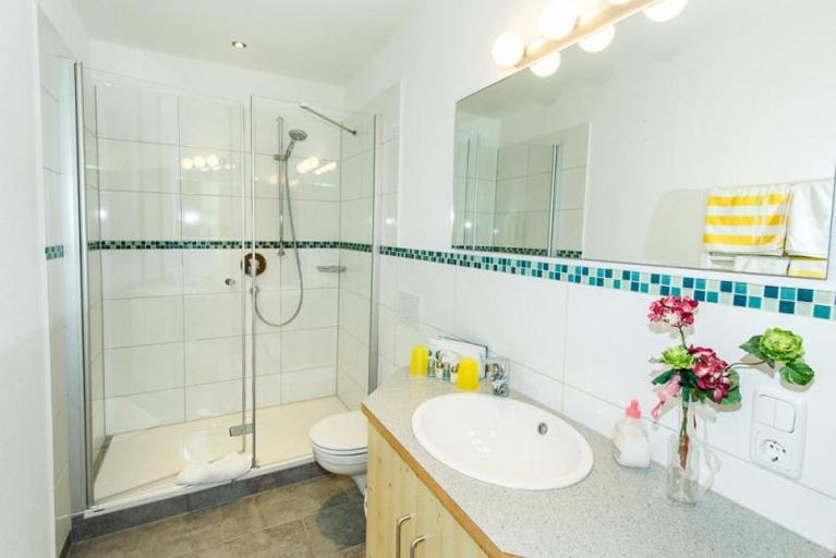 Bathroom 3, Cafe Chiemgau und Gastehaus, Traunstein