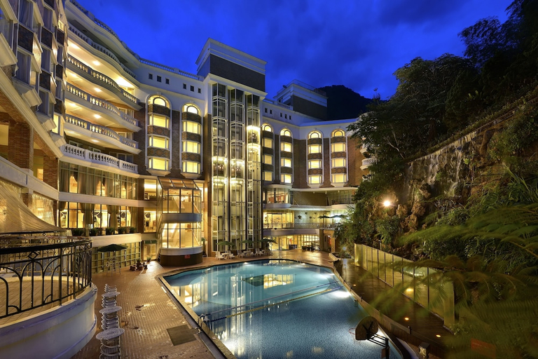 Exterior & Views