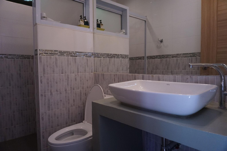 Bathroom 13