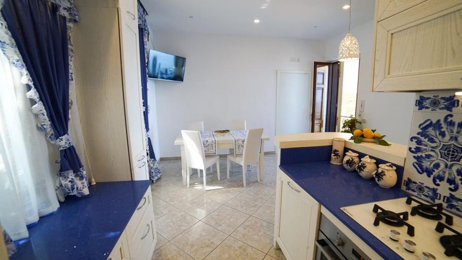 2, Mira Vico Apartments, Napoli