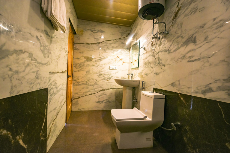 Bathroom, Fabhotel Cliff Heaven Cottage, Kullu