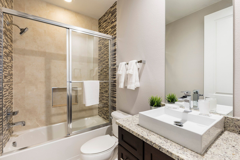 Room 3, 4 BR 4 BA Full Kitchen A C 5min Disneyworld, Osceola