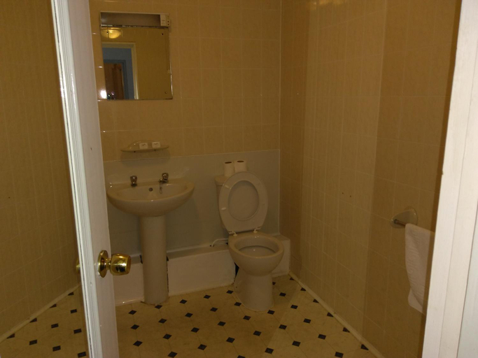 Bathroom 4, Crown Hotel, Stoke-on-Trent